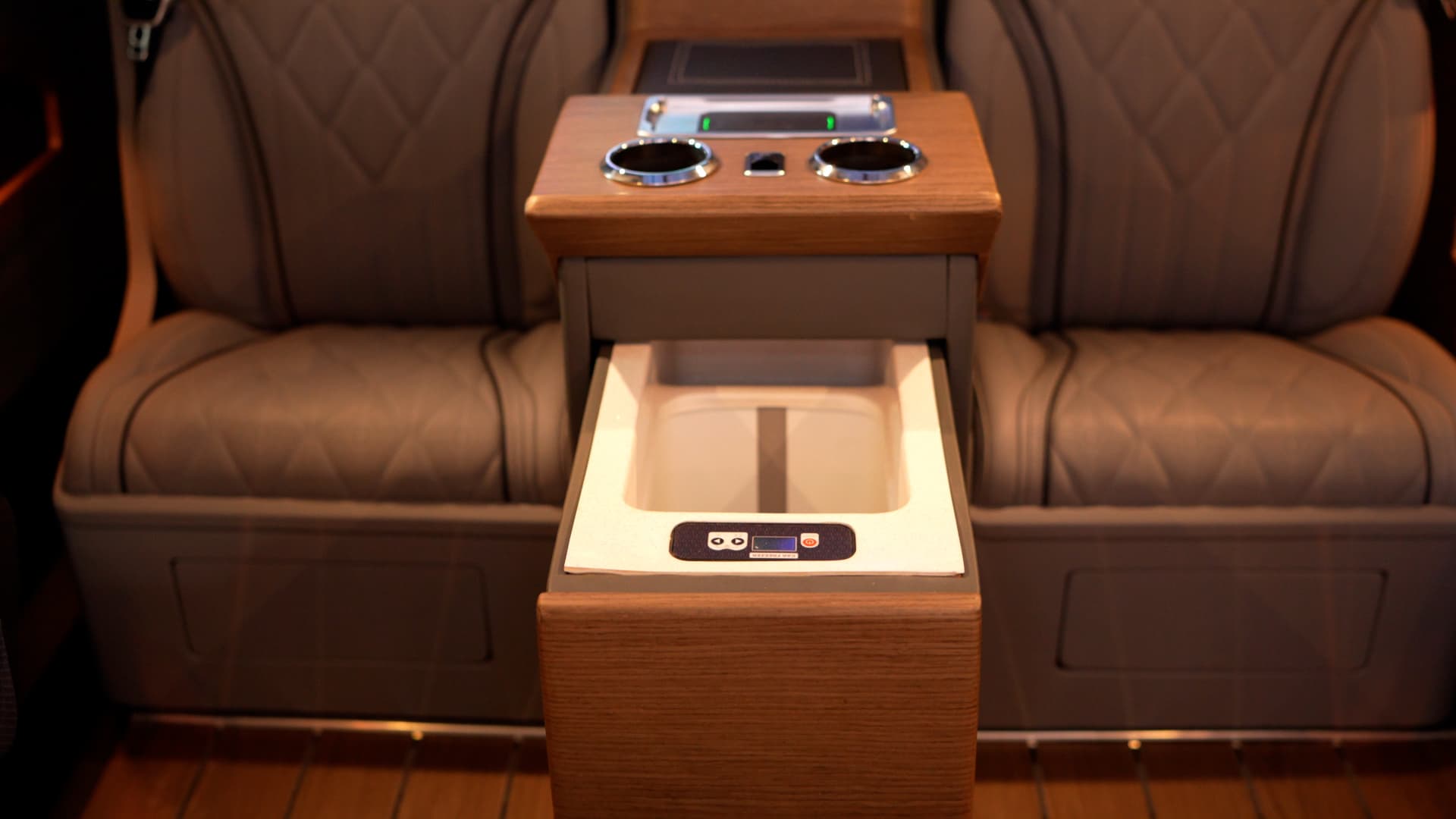 Open refrigerated centre console positioned between the rear Vito VIP seats