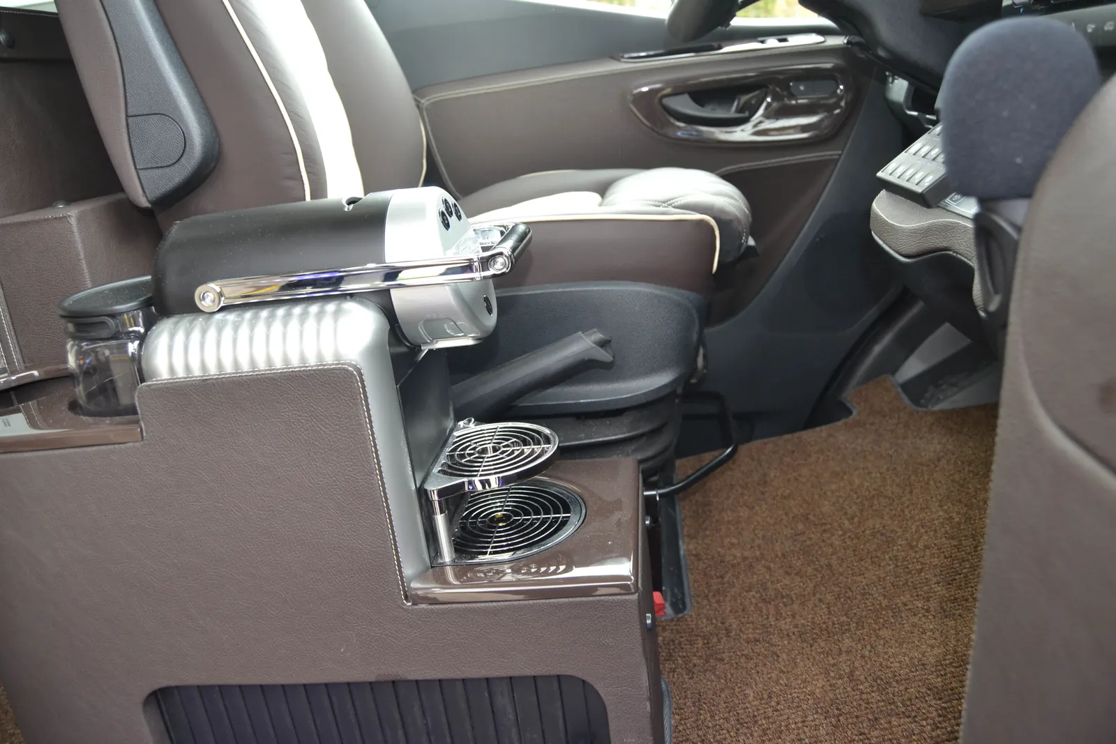 Elite vehicle, view 12 of 23