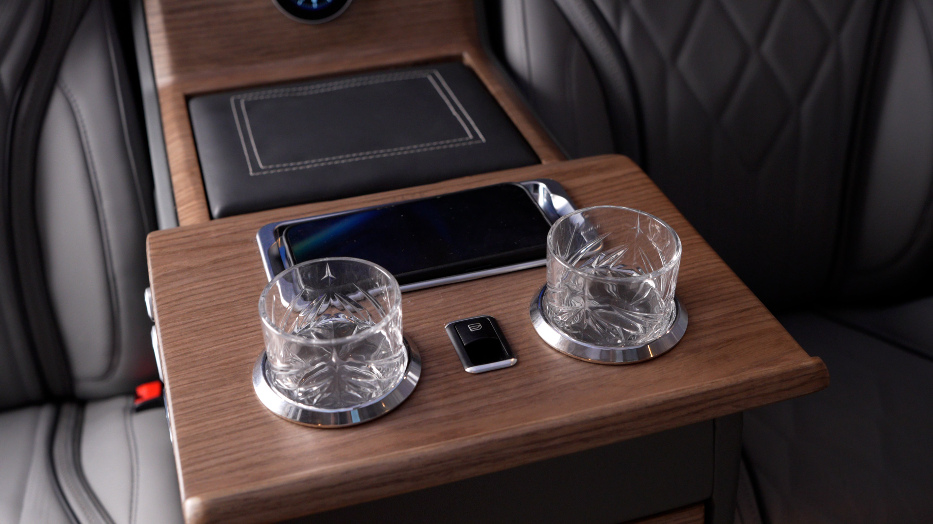 Wood centre console with two glasses and integrated charging tray in the Ilesbus Vito VIP