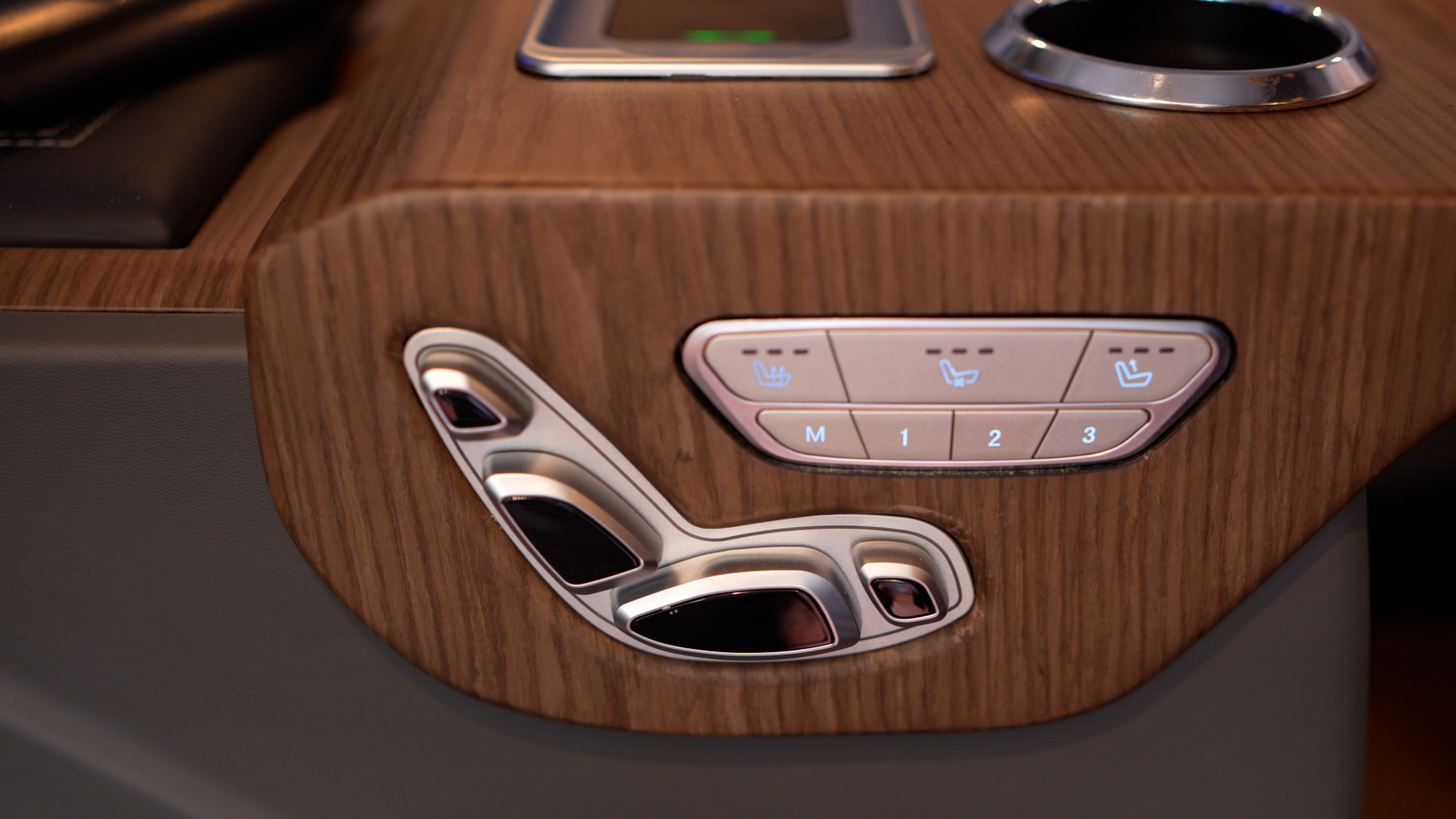 Electric seat adjustment and memory controls set into the Vito VIP wood trim