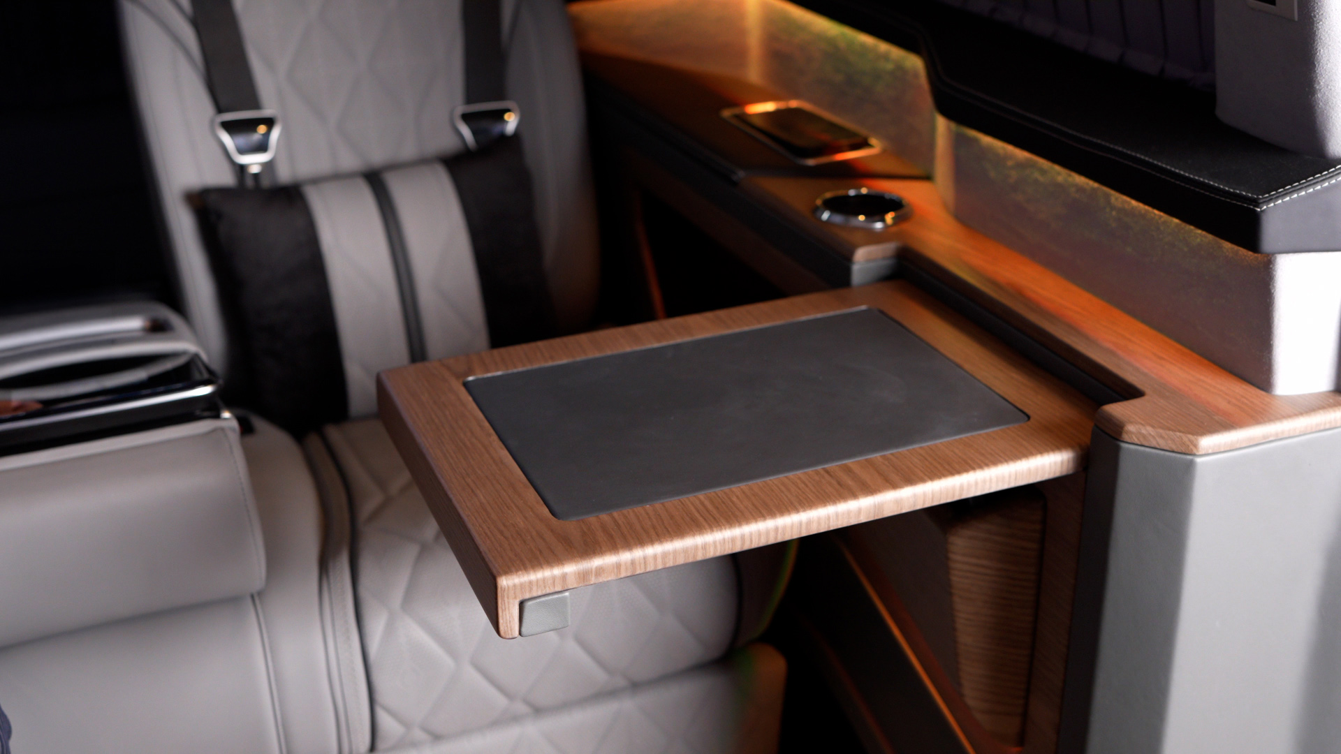 Fold-out wood passenger table between the individual seats in the Ilesbus Vito VIP