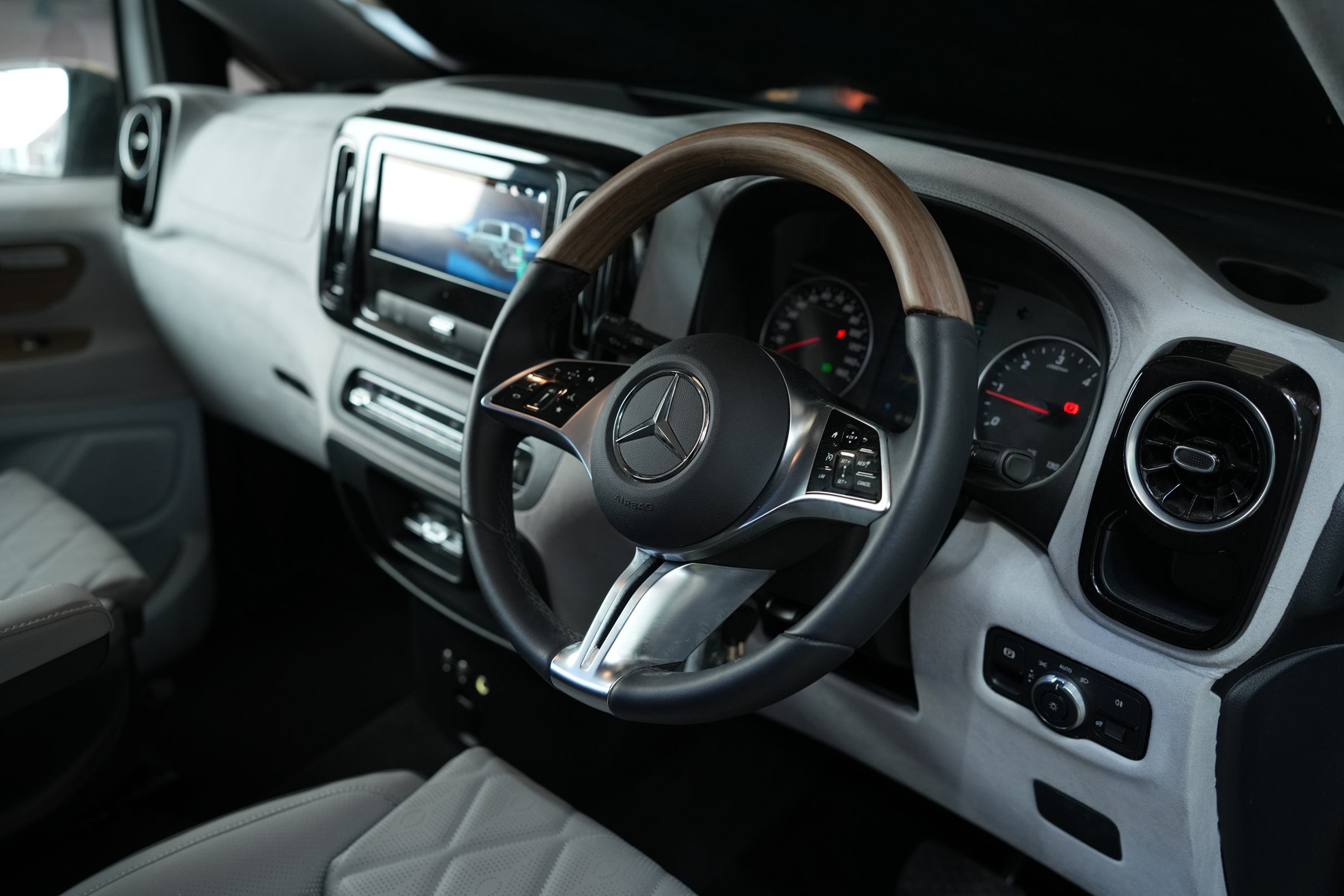 Mercedes-Benz driver cockpit with bespoke wood steering wheel trim in the Ilesbus Vito VIP