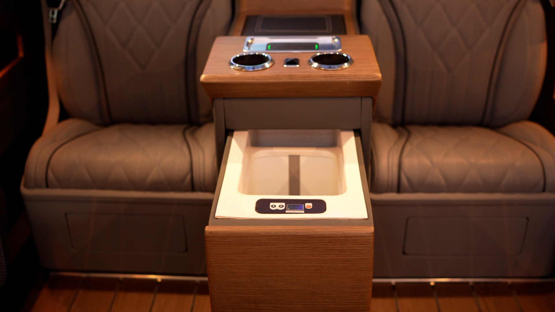 Open refrigerated centre console positioned between the rear Vito VIP seats